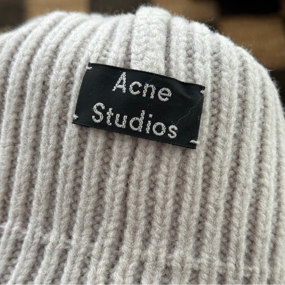 ACNE STUDIOS | Gray Ribbed Beanie - Picture 3 of 4